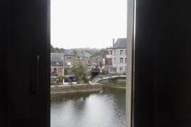 Aan de achterzijde heeft u een prachtig zicht op de Ourthe en het levendige dorp.